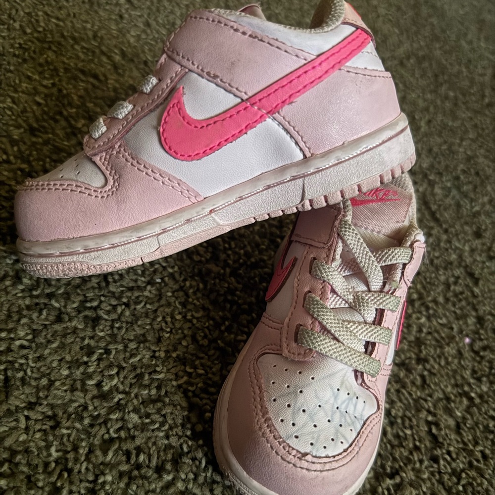Nikes Girls Low Top Jordan 1